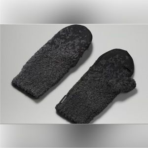Lululemon Ombre Knit Textured Mittens in Black/Graphite Grey